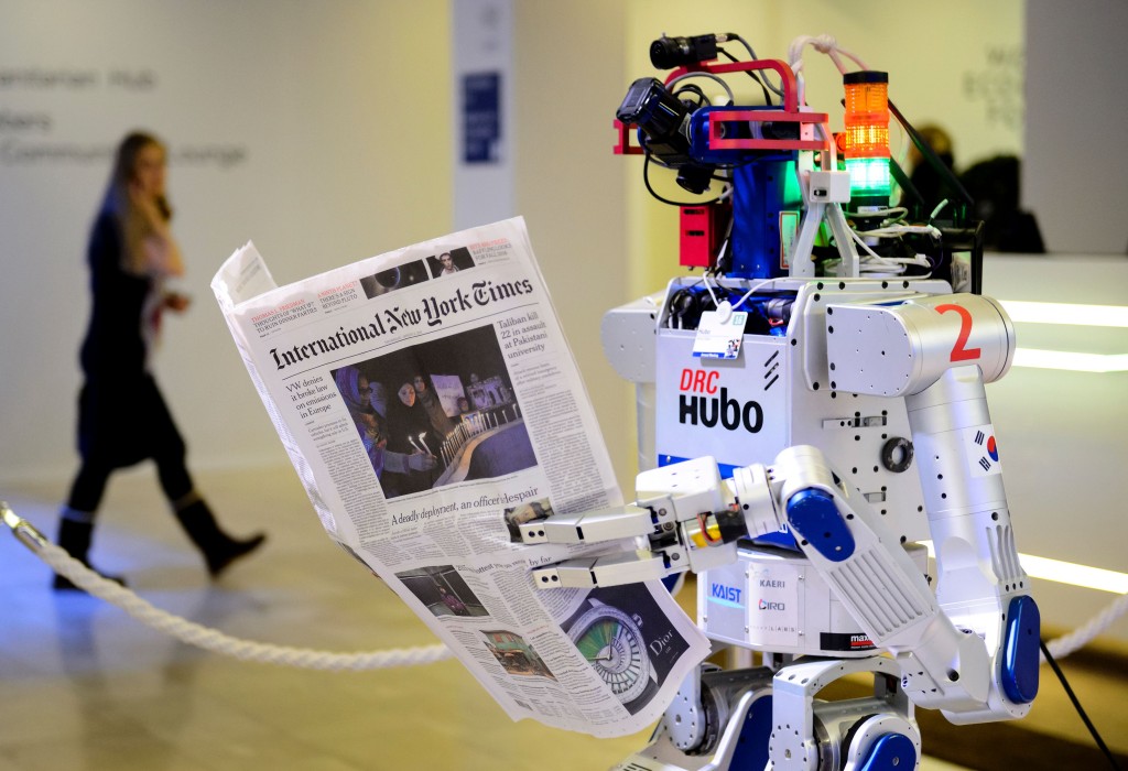 Les jeunes rêvent de robots, les adultes se posent des questions AFP / FABRICE COFFRINI